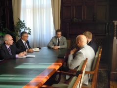 8. avgust 2012. godine Predsednik Narodne skupštine mr Nebojša Stefanović u razgovoru sa zamenikom ambasadora Velike Britanije Dejvidom Mekfarlajnom